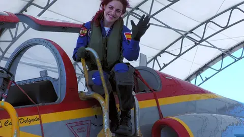La candidata a astronauta española, la leonesa Sara García Alonso, vuela con la Patrulla Águila | La primera mujer española en la promoción de astronautas de 2022 de la Agencia Espacial Europea se convierte por unos minutos en Águila 7.