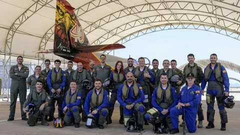 La candidata a astronauta española, la leonesa Sara García Alonso, vuela con la Patrulla Águila | La primera mujer española en la promoción de astronautas de 2022 de la Agencia Espacial Europea se convierte por unos minutos en Águila 7.