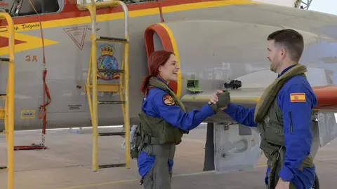 La candidata a astronauta española, la leonesa Sara García Alonso, vuela con la Patrulla Águila | La primera mujer española en la promoción de astronautas de 2022 de la Agencia Espacial Europea se convierte por unos minutos en Águila 7.