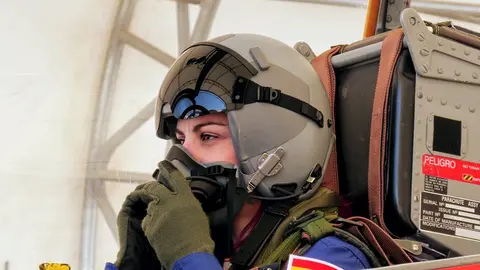 La candidata a astronauta española, la leonesa Sara García Alonso, vuela con la Patrulla Águila | La primera mujer española en la promoción de astronautas de 2022 de la Agencia Espacial Europea se convierte por unos minutos en Águila 7.