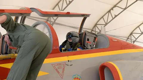 La candidata a astronauta española, la leonesa Sara García Alonso, vuela con la Patrulla Águila | La primera mujer española en la promoción de astronautas de 2022 de la Agencia Espacial Europea se convierte por unos minutos en Águila 7.