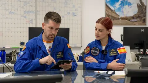 La candidata a astronauta española, la leonesa Sara García Alonso, vuela con la Patrulla Águila | La primera mujer española en la promoción de astronautas de 2022 de la Agencia Espacial Europea se convierte por unos minutos en Águila 7.