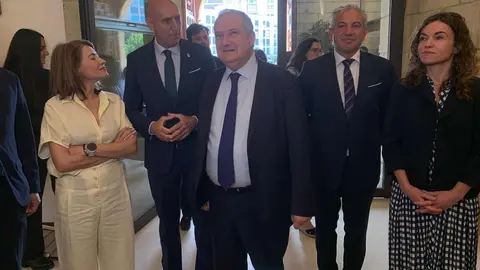 El ministro de Industria y Turismo, Jordi Hereu, ha anunciado este viernes en León el inicio del proceso de ampliación del Parador de San Marcos, una actuación que responde a una “vieja aspiración” y que supondrá una inversión total de más de 30 millones de euros, incluyendo 1,5 millones ya asignados para el proyecto técnico inicial. Fotos: A.F. Reca