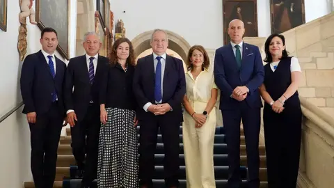 El ministro de Industria y Turismo, Jordi Hereu, visita el Parador de León, acompañado de la secretaria de Estado de Turismo, Rosario Sánchez; la presidenta de Paradores, Raquel Sánchez; y el delegado del Gobierno, Nicanor Sen. Fotos: Campillo