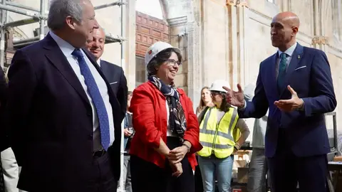 El ministro de Industria y Turismo, Jordi Hereu, visita el Parador de León, acompañado de la secretaria de Estado de Turismo, Rosario Sánchez; la presidenta de Paradores, Raquel Sánchez; y el delegado del Gobierno, Nicanor Sen. Fotos: Campillo