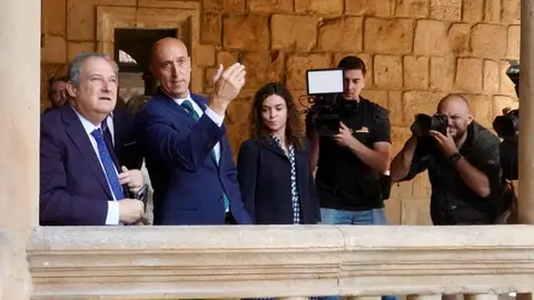 El ministro de Industria y Turismo, Jordi Hereu, visita el Parador de León, acompañado de la secretaria de Estado de Turismo, Rosario Sánchez; la presidenta de Paradores, Raquel Sánchez; y el delegado del Gobierno, Nicanor Sen. Fotos: Campillo