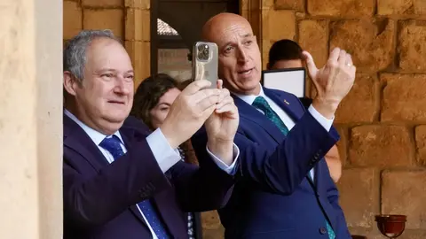 El ministro de Industria y Turismo, Jordi Hereu, visita el Parador de León, acompañado de la secretaria de Estado de Turismo, Rosario Sánchez; la presidenta de Paradores, Raquel Sánchez; y el delegado del Gobierno, Nicanor Sen. Fotos: Campillo