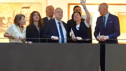 El ministro de Industria y Turismo, Jordi Hereu, visita el Parador de León, acompañado de la secretaria de Estado de Turismo, Rosario Sánchez; la presidenta de Paradores, Raquel Sánchez; y el delegado del Gobierno, Nicanor Sen. Fotos: Campillo