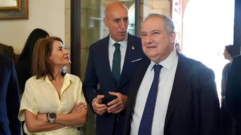 El ministro de Industria y Turismo, Jordi Hereu, visita el Parador de León, acompañado de la secretaria de Estado de Turismo, Rosario Sánchez; la presidenta de Paradores, Raquel Sánchez; y el delegado del Gobierno, Nicanor Sen. Fotos: Campillo