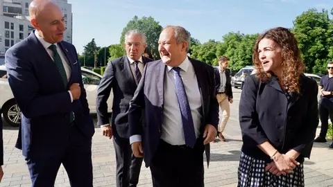 El ministro de Industria y Turismo, Jordi Hereu, visita el Parador de León, acompañado de la secretaria de Estado de Turismo, Rosario Sánchez; la presidenta de Paradores, Raquel Sánchez; y el delegado del Gobierno, Nicanor Sen. Fotos: Campillo