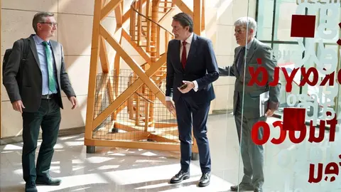 El consejero de Medio Ambiente, Vivienda y Ordenación del Territorio, Juan Carlos Suárez-Quiñones, y el director general de Patrimonio Natural y Política Forestal, presentan la Campaña de Incendios Forestales 2025. / CAMPILLO