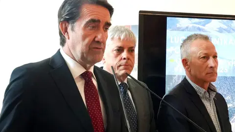 El consejero de Medio Ambiente, Vivienda y Ordenación del Territorio, Juan Carlos Suárez-Quiñones, y el director general de Patrimonio Natural y Política Forestal, presentan la Campaña de Incendios Forestales 2025. / CAMPILLO