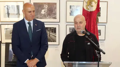 El fotoperiodista Mauricio Peña de Haro ha recibido este viernes la Insignia de Oro de la Ciudad de León, el mayor reconocimiento que concede el Ayuntamiento, como broche a una trayectoria profesional de más de cuatro décadas dedicada a contar, a través de la fotografía, la vida de León y sus gentes. Fotos: Ayto León | Heraldo de León