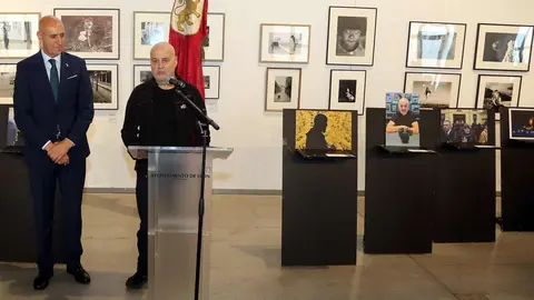 El fotoperiodista Mauricio Peña de Haro ha recibido este viernes la Insignia de Oro de la Ciudad de León, el mayor reconocimiento que concede el Ayuntamiento, como broche a una trayectoria profesional de más de cuatro décadas dedicada a contar, a través de la fotografía, la vida de León y sus gentes. Fotos: Ayto León | Heraldo de León