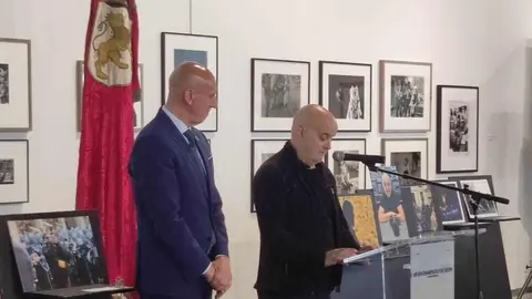 El fotoperiodista Mauricio Peña de Haro ha recibido este viernes la Insignia de Oro de la Ciudad de León, el mayor reconocimiento que concede el Ayuntamiento, como broche a una trayectoria profesional de más de cuatro décadas dedicada a contar, a través de la fotografía, la vida de León y sus gentes. Fotos: Ayto León | Heraldo de León