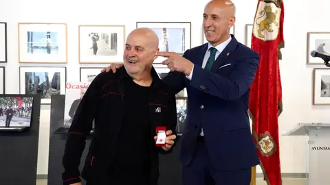 El Ayuntamiento de León reconoce las cuatro décadas de trayectoria del fotógrafo Mauricio Peña con la Insignia de Oro de la ciudad. Fotos: Campillo