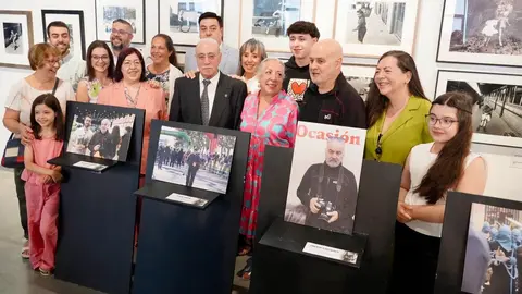 El Ayuntamiento de León reconoce las cuatro décadas de trayectoria del fotógrafo Mauricio Peña con la Insignia de Oro de la ciudad. Fotos: Campillo
