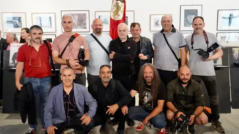 El Ayuntamiento de León reconoce las cuatro décadas de trayectoria del fotógrafo Mauricio Peña con la Insignia de Oro de la ciudad. Fotos: Campillo