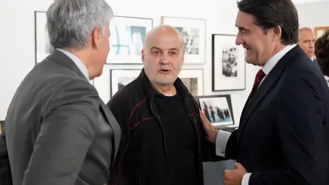 El Ayuntamiento de León reconoce las cuatro décadas de trayectoria del fotógrafo Mauricio Peña con la Insignia de Oro de la ciudad. Fotos: Campillo