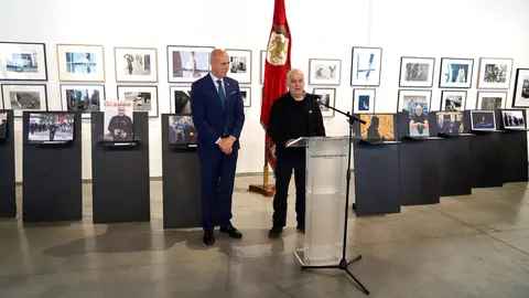 El Ayuntamiento de León reconoce las cuatro décadas de trayectoria del fotógrafo Mauricio Peña con la Insignia de Oro de la ciudad. Fotos: Campillo