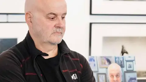 El Ayuntamiento de León reconoce las cuatro décadas de trayectoria del fotógrafo Mauricio Peña con la Insignia de Oro de la ciudad. Fotos: Campillo