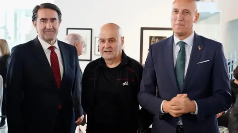 El Ayuntamiento de León reconoce las cuatro décadas de trayectoria del fotógrafo Mauricio Peña con la Insignia de Oro de la ciudad. Fotos: Campillo