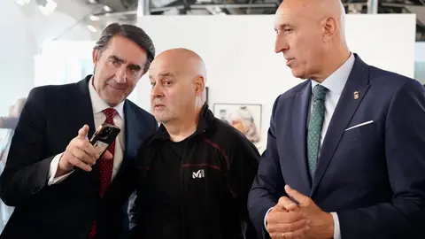 El Ayuntamiento de León reconoce las cuatro décadas de trayectoria del fotógrafo Mauricio Peña con la Insignia de Oro de la ciudad. Fotos: Campillo