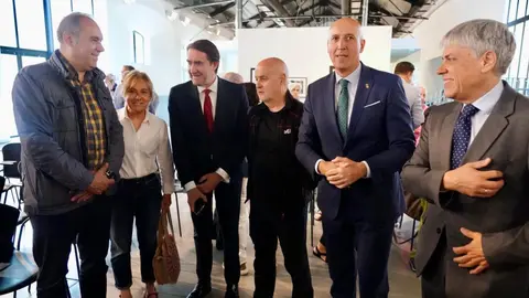 El Ayuntamiento de León reconoce las cuatro décadas de trayectoria del fotógrafo Mauricio Peña con la Insignia de Oro de la ciudad. Fotos: Campillo