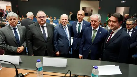 El consejero de Sanidad, Alejandro Vázquez Ramos; el consejero de Medio Ambiente, Vivienda y Ordenación del Territorio, Juan Carlos Suárez-Quiñones, y el alcalde de León, José Antonio Diez, entre otras autoridades, asisten a la toma de posesión del presidente del Colegio de Médicos de León, José Luis Díaz Villarig. Fotos: Campillo