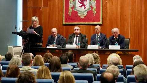 El consejero de Sanidad, Alejandro Vázquez Ramos; el consejero de Medio Ambiente, Vivienda y Ordenación del Territorio, Juan Carlos Suárez-Quiñones, y el alcalde de León, José Antonio Diez, entre otras autoridades, asisten a la toma de posesión del presidente del Colegio de Médicos de León, José Luis Díaz Villarig. Fotos: Campillo