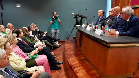 El consejero de Sanidad, Alejandro Vázquez Ramos; el consejero de Medio Ambiente, Vivienda y Ordenación del Territorio, Juan Carlos Suárez-Quiñones, y el alcalde de León, José Antonio Diez, entre otras autoridades, asisten a la toma de posesión del presidente del Colegio de Médicos de León, José Luis Díaz Villarig. Fotos: Campillo