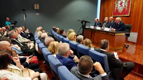 El consejero de Sanidad, Alejandro Vázquez Ramos; el consejero de Medio Ambiente, Vivienda y Ordenación del Territorio, Juan Carlos Suárez-Quiñones, y el alcalde de León, José Antonio Diez, entre otras autoridades, asisten a la toma de posesión del presidente del Colegio de Médicos de León, José Luis Díaz Villarig. Fotos: Campillo