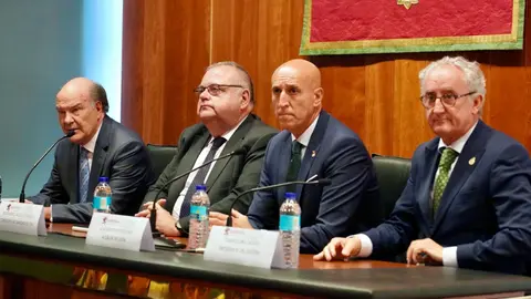 El consejero de Sanidad, Alejandro Vázquez Ramos; el consejero de Medio Ambiente, Vivienda y Ordenación del Territorio, Juan Carlos Suárez-Quiñones, y el alcalde de León, José Antonio Diez, entre otras autoridades, asisten a la toma de posesión del presidente del Colegio de Médicos de León, José Luis Díaz Villarig. Fotos: Campillo