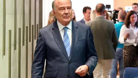 El consejero de Sanidad, Alejandro Vázquez Ramos; el consejero de Medio Ambiente, Vivienda y Ordenación del Territorio, Juan Carlos Suárez-Quiñones, y el alcalde de León, José Antonio Diez, entre otras autoridades, asisten a la toma de posesión del presidente del Colegio de Médicos de León, José Luis Díaz Villarig. Fotos: Campillo