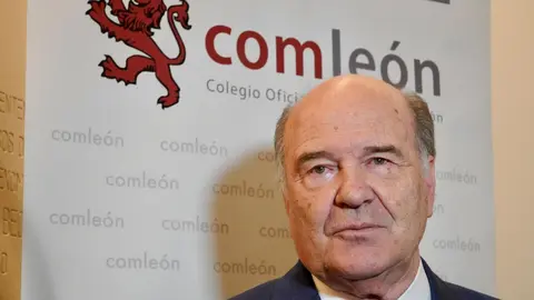 El consejero de Sanidad, Alejandro Vázquez Ramos; el consejero de Medio Ambiente, Vivienda y Ordenación del Territorio, Juan Carlos Suárez-Quiñones, y el alcalde de León, José Antonio Diez, entre otras autoridades, asisten a la toma de posesión del presidente del Colegio de Médicos de León, José Luis Díaz Villarig. Fotos: Campillo