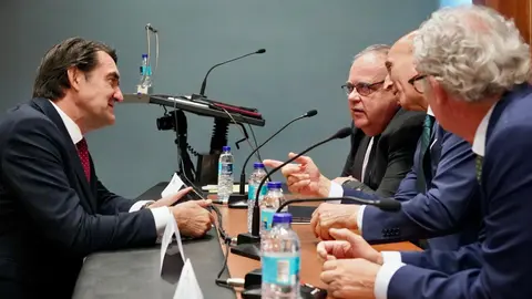 El consejero de Sanidad, Alejandro Vázquez Ramos; el consejero de Medio Ambiente, Vivienda y Ordenación del Territorio, Juan Carlos Suárez-Quiñones, y el alcalde de León, José Antonio Diez, entre otras autoridades, asisten a la toma de posesión del presidente del Colegio de Médicos de León, José Luis Díaz Villarig. Fotos: Campillo