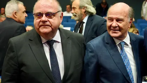 El consejero de Sanidad, Alejandro Vázquez Ramos; el consejero de Medio Ambiente, Vivienda y Ordenación del Territorio, Juan Carlos Suárez-Quiñones, y el alcalde de León, José Antonio Diez, entre otras autoridades, asisten a la toma de posesión del presidente del Colegio de Médicos de León, José Luis Díaz Villarig. Fotos: Campillo