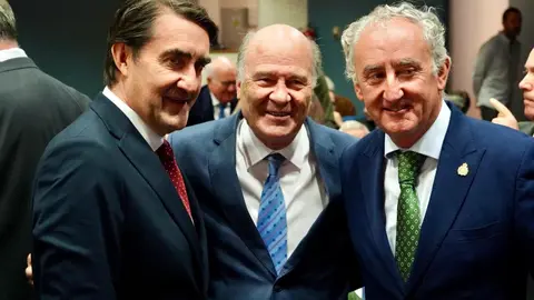 El consejero de Sanidad, Alejandro Vázquez Ramos; el consejero de Medio Ambiente, Vivienda y Ordenación del Territorio, Juan Carlos Suárez-Quiñones, y el alcalde de León, José Antonio Diez, entre otras autoridades, asisten a la toma de posesión del presidente del Colegio de Médicos de León, José Luis Díaz Villarig. Fotos: Campillo