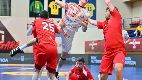 El equipo leonés remonta ante un combativo Alcobendas y sueña con Europa tras un sólido triunfo (29-37).