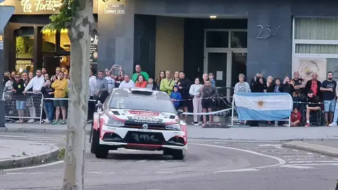 Con la prueba urbana ya completada y 32 equipos en liza, la quinta edición del rally leonés se prepara para decidir campeón este sábado en siete trepidantes tramos por el alfoz. Fotos: Heraldo | Ayto León