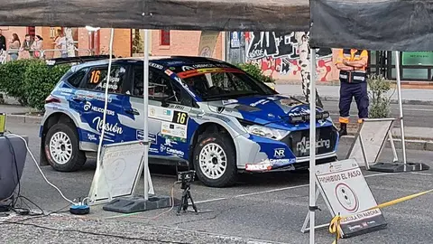 Con la prueba urbana ya completada y 32 equipos en liza, la quinta edición del rally leonés se prepara para decidir campeón este sábado en siete trepidantes tramos por el alfoz. Fotos: Heraldo | Ayto León