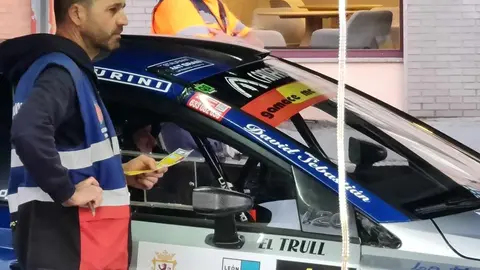 Con la prueba urbana ya completada y 32 equipos en liza, la quinta edición del rally leonés se prepara para decidir campeón este sábado en siete trepidantes tramos por el alfoz. Fotos: Heraldo | Ayto León