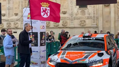 Con la prueba urbana ya completada y 32 equipos en liza, la quinta edición del rally leonés se prepara para decidir campeón este sábado en siete trepidantes tramos por el alfoz. Fotos: Heraldo | Ayto León