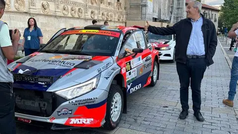 Con la prueba urbana ya completada y 32 equipos en liza, la quinta edición del rally leonés se prepara para decidir campeón este sábado en siete trepidantes tramos por el alfoz. Fotos: Heraldo | Ayto León