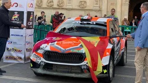 Con la prueba urbana ya completada y 32 equipos en liza, la quinta edición del rally leonés se prepara para decidir campeón este sábado en siete trepidantes tramos por el alfoz. Fotos: Heraldo | Ayto León