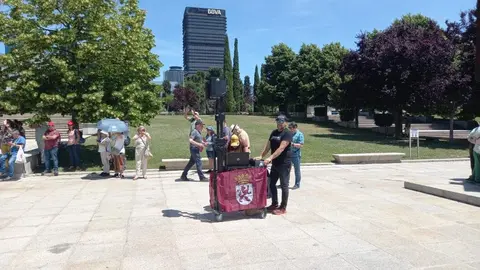 Más de 400 personas han acudido este sábado a la llamada de la Plataforma en Defensa del Ferrocarril de Vía Estrecha en León y han exigido a las puertas del Ministerio de Transportes soluciones para revitalizar el servicio del tren y su regreso hasta Padre Isla.