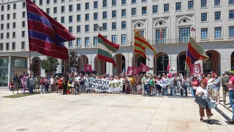 Más de 400 personas han acudido este sábado a la llamada de la Plataforma en Defensa del Ferrocarril de Vía Estrecha en León y han exigido a las puertas del Ministerio de Transportes soluciones para revitalizar el servicio del tren y su regreso hasta Padre Isla.