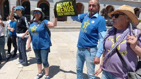 Más de 400 personas han acudido este sábado a la llamada de la Plataforma en Defensa del Ferrocarril de Vía Estrecha en León y han exigido a las puertas del Ministerio de Transportes soluciones para revitalizar el servicio del tren y su regreso hasta Padre Isla.