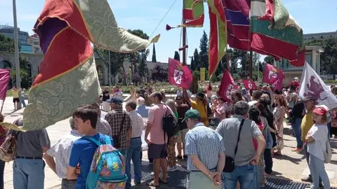 Más de 400 personas han acudido este sábado a la llamada de la Plataforma en Defensa del Ferrocarril de Vía Estrecha en León y han exigido a las puertas del Ministerio de Transportes soluciones para revitalizar el servicio del tren y su regreso hasta Padre Isla.