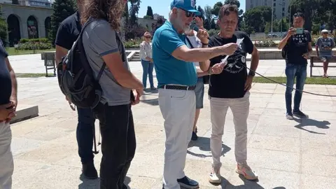 Más de 400 personas han acudido este sábado a la llamada de la Plataforma en Defensa del Ferrocarril de Vía Estrecha en León y han exigido a las puertas del Ministerio de Transportes soluciones para revitalizar el servicio del tren y su regreso hasta Padre Isla.